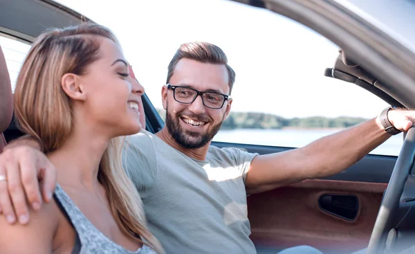 Stäng up.newlyweds resor i en cabriolet bil — Stockfoto