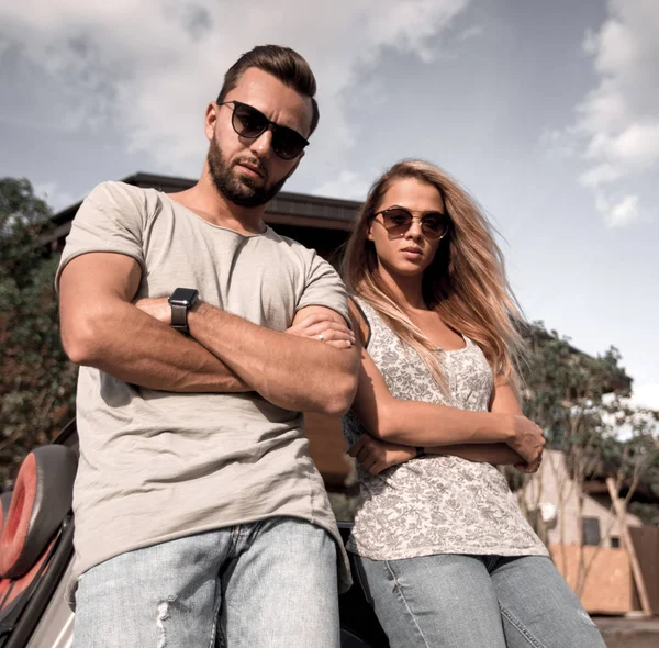 Modernes Paar steht neben seinem Auto. — Stockfoto