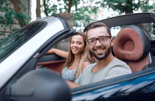 Jovem dirigindo um carro conversível — Fotografia de Stock