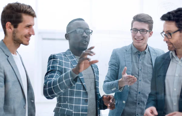 Equipo de negocios discutiendo nuevo proyecto de negocio . — Foto de Stock