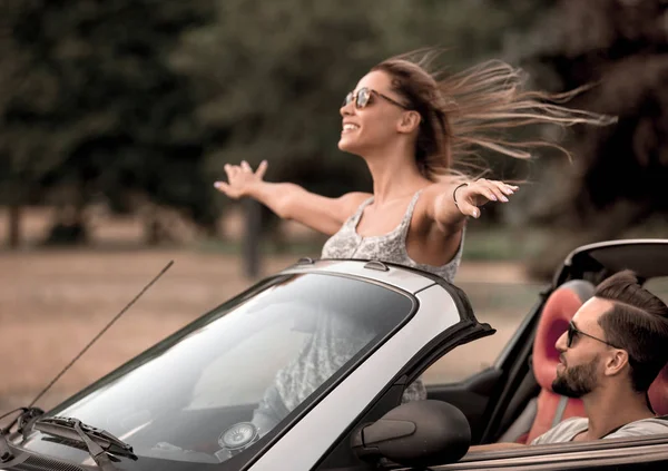 Pareja joven viajando juntos . — Foto de Stock