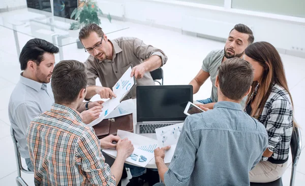 Team di lavoro che discute le prestazioni finanziarie — Foto Stock