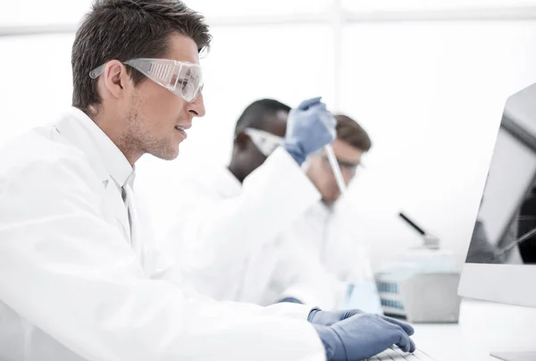 Grupo de científicos realizan investigación en el laboratorio — Foto de Stock