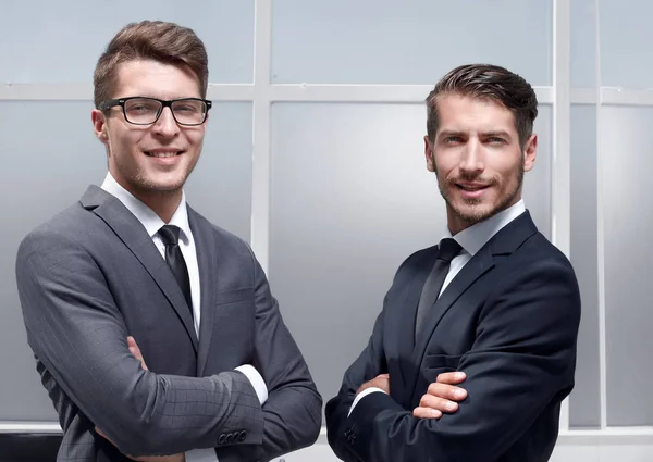 Két üzletember pózol — Stock Fotó