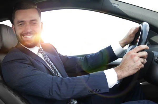 Ritratto di un uomo d'affari sicuro alla guida di un'auto — Foto Stock