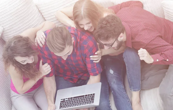 Grupo de amigos olhando para a foto no laptop . — Fotografia de Stock