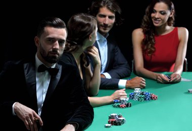 casino poker oyununda üzerinden seyir puro olan adam