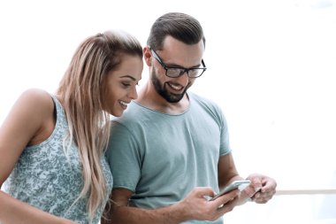 Genç çift online alışveriş için Smartphone kullanarak
