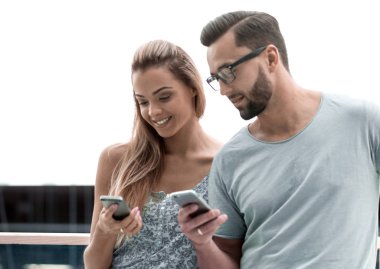 Genç çift Smartphone cep telefonu ile kısa mesaj okuma