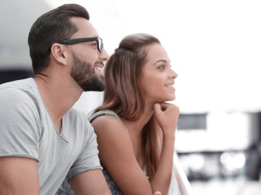 View.Young çift ayakta otelin balkonunda yan