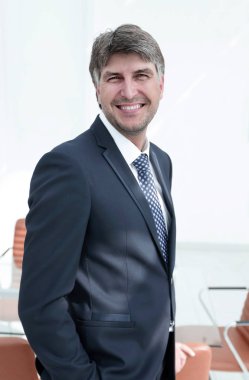 işadamı bir boş ofis zemin üzerine