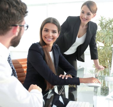 portre. iş takım tartışıyor