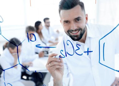 formüllerle çalışma ciddi bir bilim adamı closeup