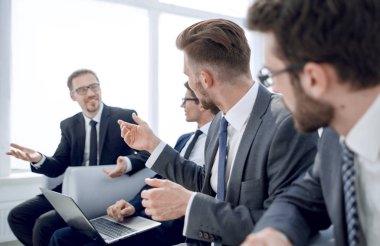 Ofis bekleme odasında oturup iş arkadaşları