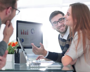 mali çizelgeleri tartışırken iş takım