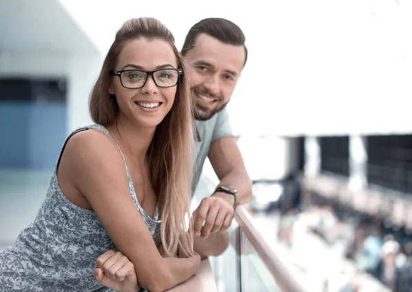 Close up.coppia sorridente in piedi nella hall di un hotel moderno — Foto Stock