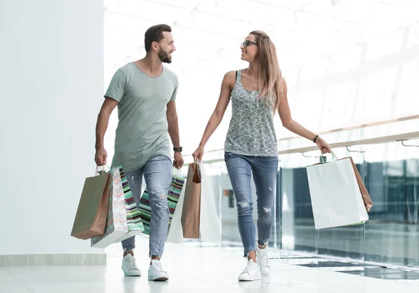 Mąż i żona z torby na zakupy iść razem — Zdjęcie stockowe