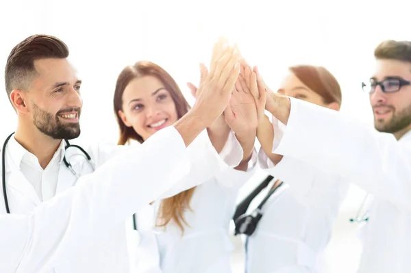 Groep van artsen geven elkaar een high five. — Stockfoto