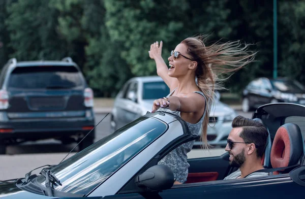 Wanita muda yang bahagia menikmati naik mobil convertible — Stok Foto