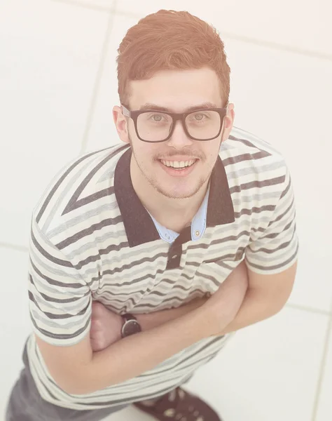 Vista desde la parte superior. Joven exitoso con gafas mirando a la cámara — Foto de Stock