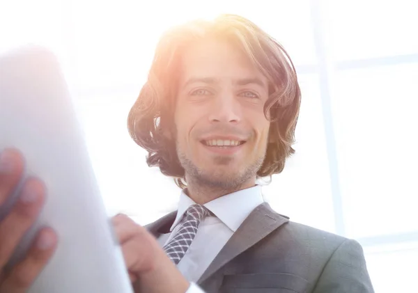 Närbild .businessman arbetar på digitala tablett — Stockfoto