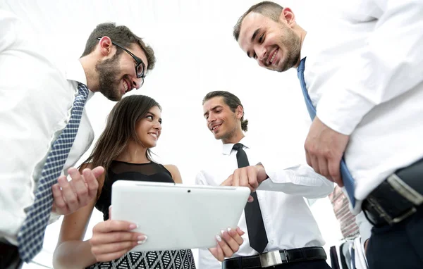 Les gens d'affaires au bureau avoir une conversation et en utilisant une tablette numérique . — Photo