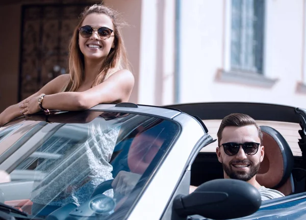 Pareja joven en coche descapotable . — Foto de Stock