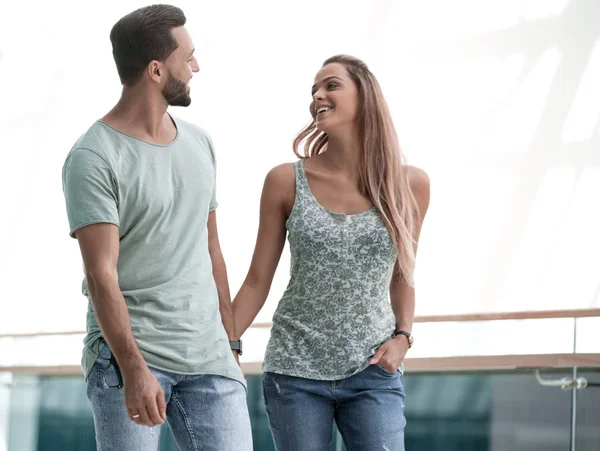 Modern liefdevol paar wandelen samen — Stockfoto