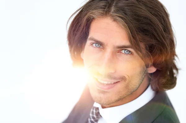 Retrato de cerca de un joven empresario atractivo sonriendo — Foto de Stock