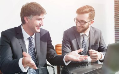 Office masada oturan iki iş adamları portresi