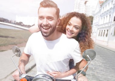 Mutlu çift sürme vintage scooter açık havada.
