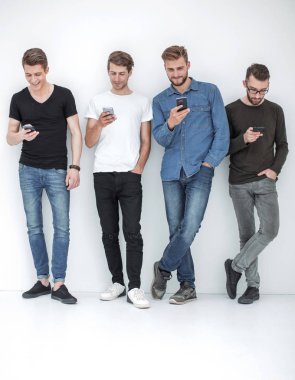 Tamamen büyümüş. Akıllı telefonları olan bir grup arkadaş.