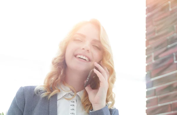 Mujer Joven Hablando Teléfono Inteligente Photo Con Espacio Para Copiar — Foto de Stock