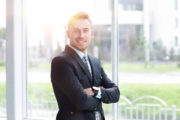 Ritratto di un uomo d'affari sicuro che guarda fuori dalla finestra dell'ufficio . — Foto Stock