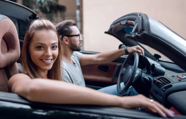 Close up.young family in a convertible — Stock Photo, Image