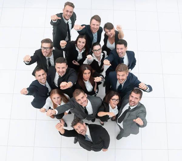 Koncepcja sukcesu. biznes zespół podnoszące ręce i patrząc w kamerę. — Zdjęcie stockowe