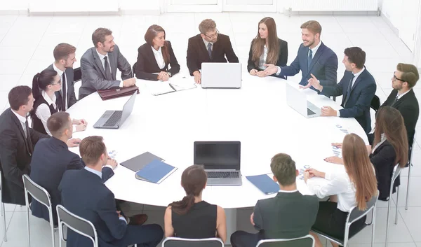 Socios de negocios en la sala de conferencias . — Foto de Stock