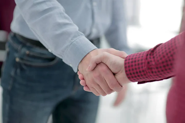 Zakenmensen die handdruk maken in een kantoor. — Stockfoto