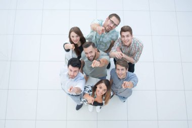 en iyi view.a gençlerin grup you.photo kopya alanı ile işaret eden başarılı