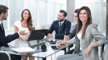 İş dünyası ekibi bir iş toplantısında yeni fikirleri tartışıyor