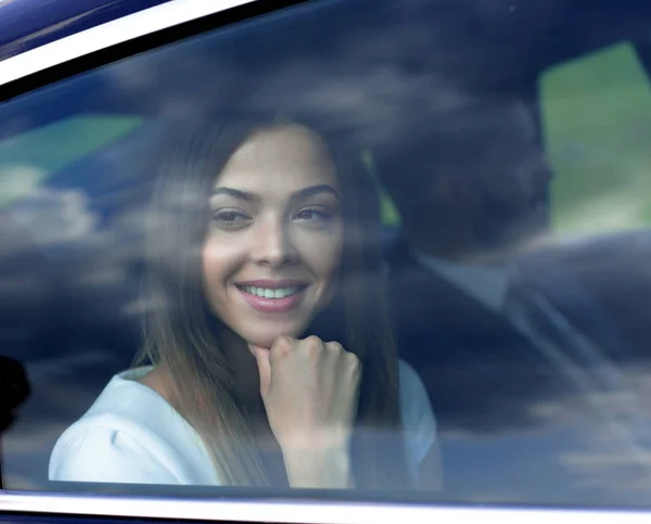 Mujer de negocios pensativo sentado en el asiento trasero del coche — Foto de Stock