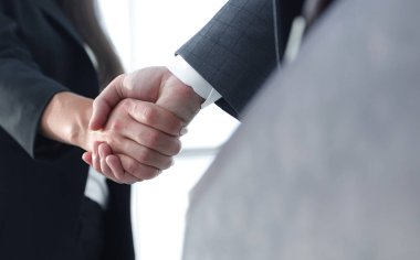 İşadamı ve el sallayarak işkadını kapat