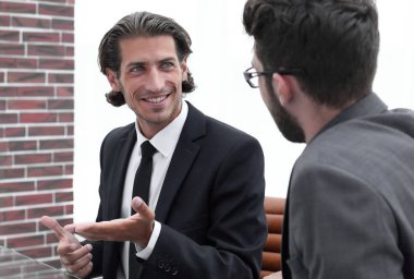 iki iş adamları sorun tartışmak