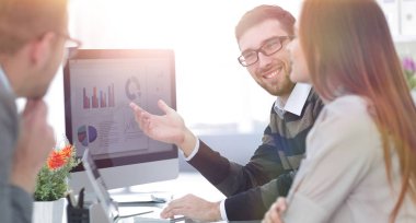 mali çizelgeleri tartışırken iş takım