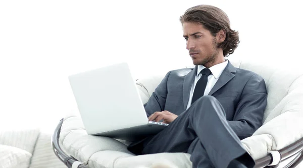 Homme d'affaires avec un ordinateur portable assis dans un chai confortable élégant — Photo