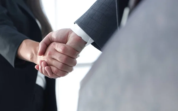 Крупный план бизнесмена и предпринимательницы пожимающих руки — стоковое фото