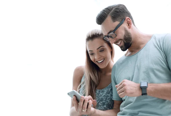 Close up.a casal apaixonado discutindo vídeo em um smartphone — Fotografia de Stock