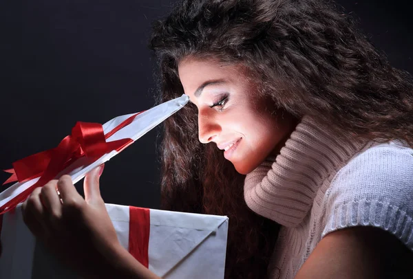 Felice bella giovane donna con scatola regalo sfondo isolato — Foto Stock