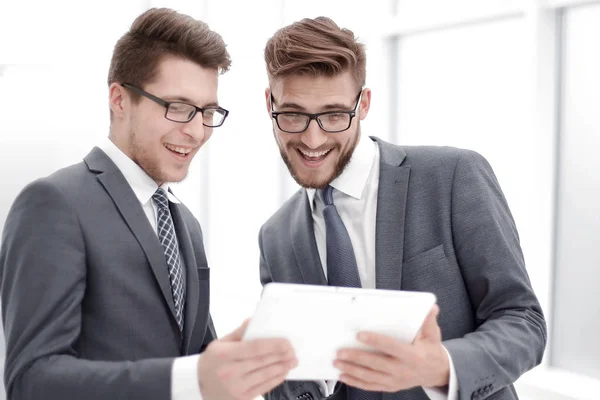 Twee collega's bespreken van gegevens uit een digitaal tablet — Stockfoto