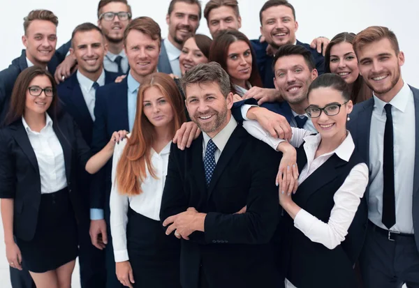 Uomo d'affari fiducioso in piedi sullo sfondo del suo team di lavoro . — Foto Stock